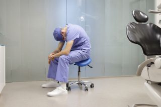 Δεν βλέπεις την εξουθένωση των γιατρών;
